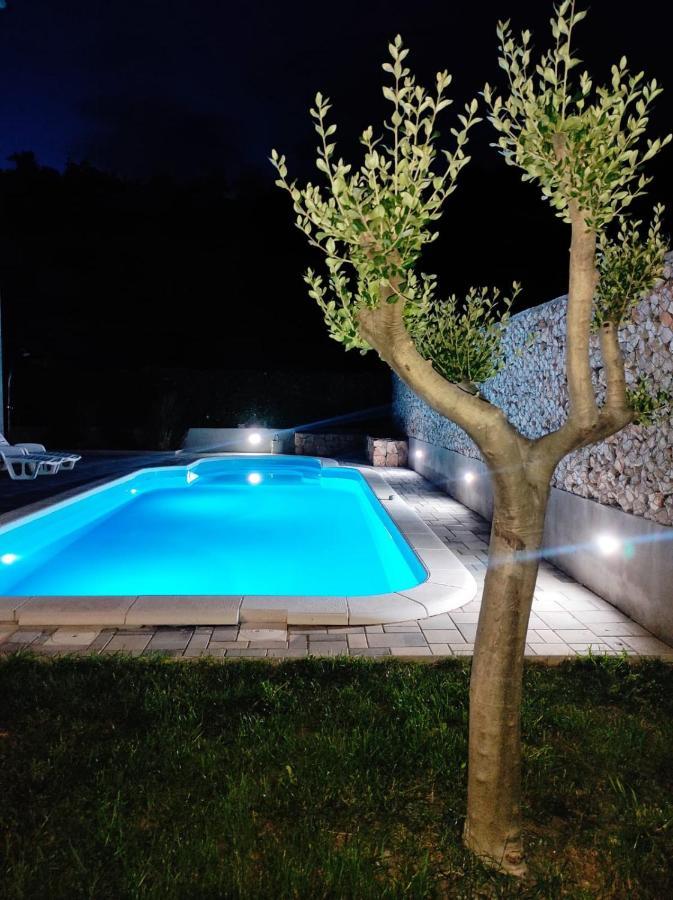 Village Holiday Apartman With Heated Pool Maslina Kostanje Dış mekan fotoğraf