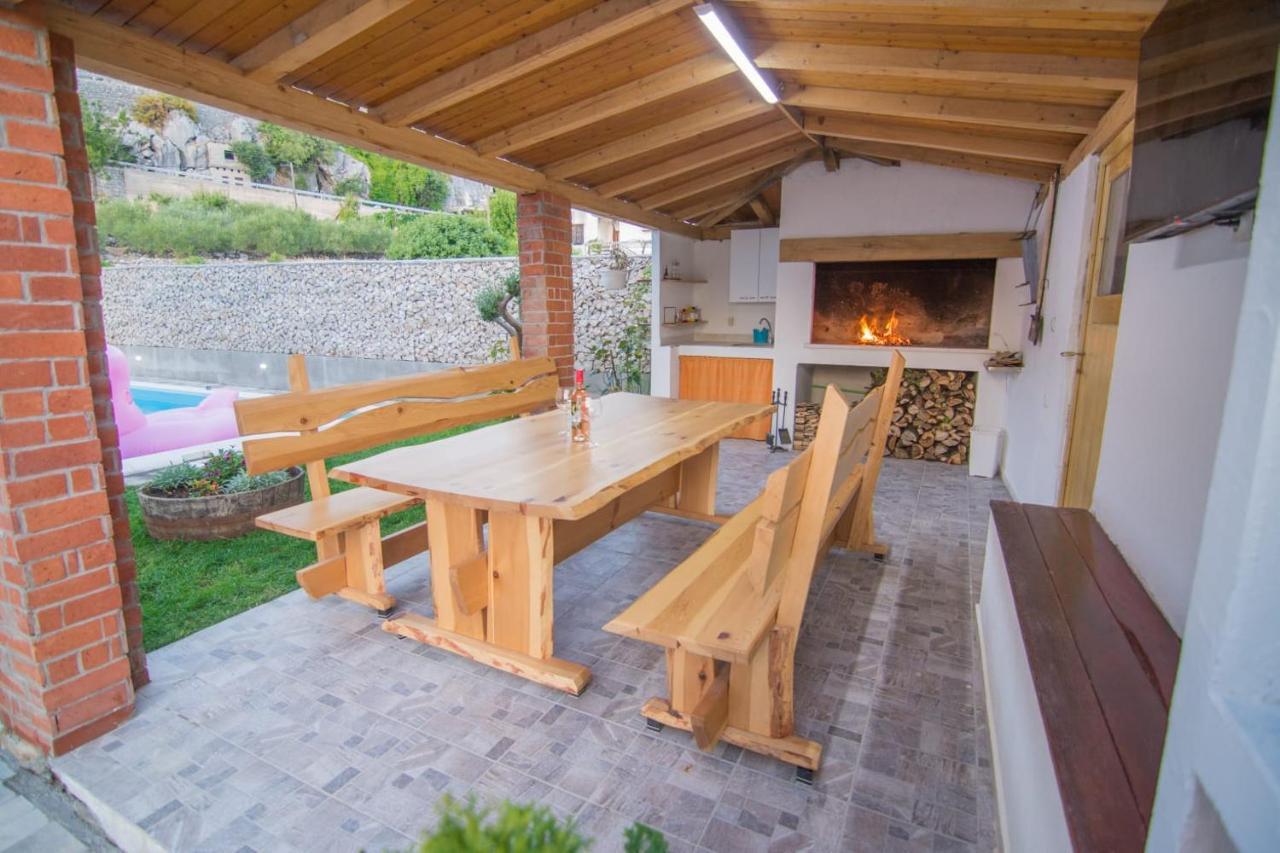 Village Holiday Apartman With Heated Pool Maslina Kostanje Dış mekan fotoğraf