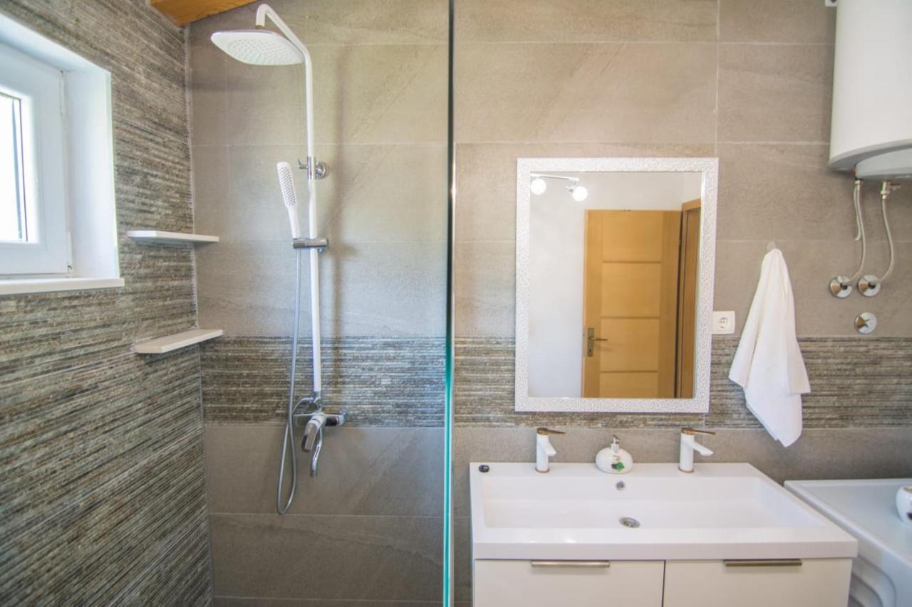Village Holiday Apartman With Heated Pool Maslina Kostanje Dış mekan fotoğraf