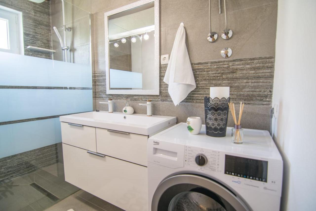 Village Holiday Apartman With Heated Pool Maslina Kostanje Dış mekan fotoğraf